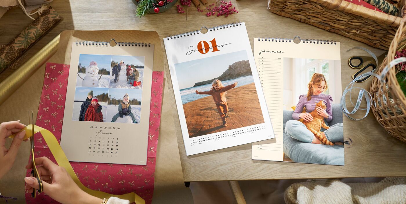 Herzensmomente im Blick: drei persönliche Fotokalender auf Holzablagen – jeden Monat ein Lächeln an der Wand.