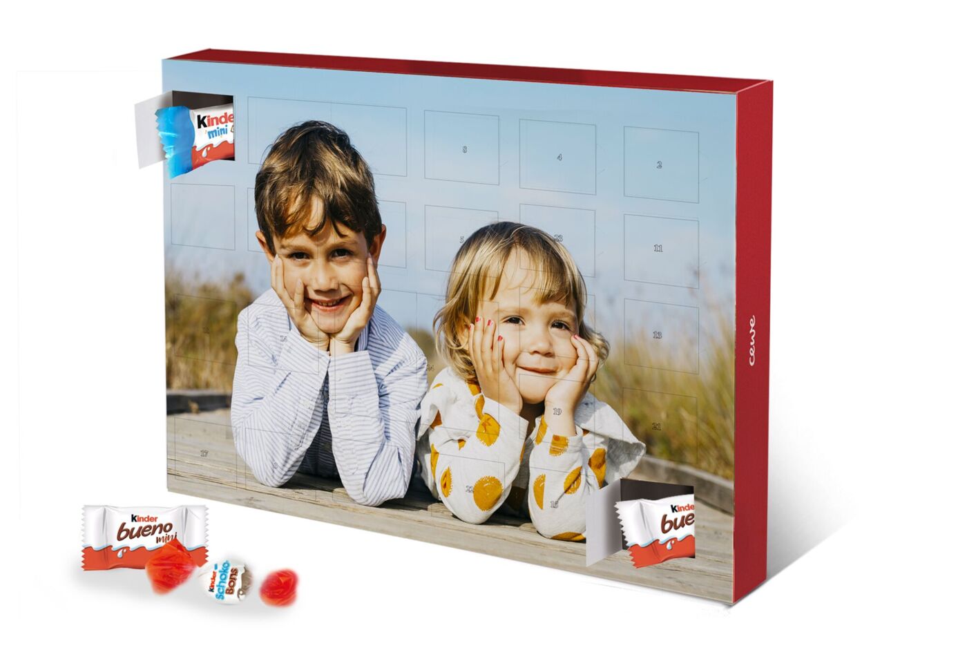 Ein kreativer Adventskalender mit Schokoladenüberraschungen und fröhlich gewandeter Personen im Fokus