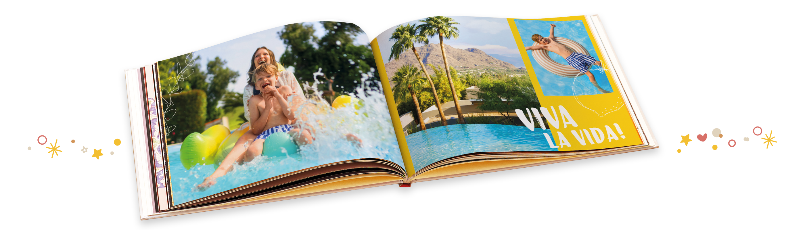 Ein offenes Fotobuch mit fröhlichen Sommerbildern und Wasserspielen im Pool.